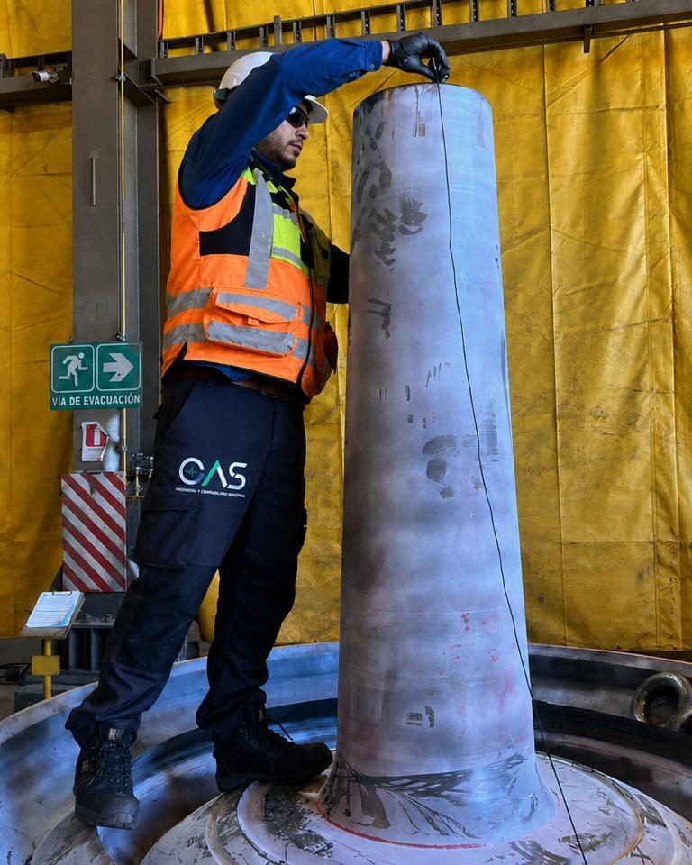 Inspector de OAS realizando ensayo de ultrasonido en terreno