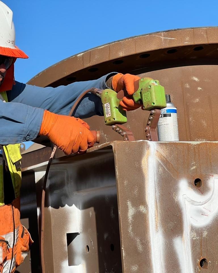 Técnico de OAS inspeccionando una estructura en terreno